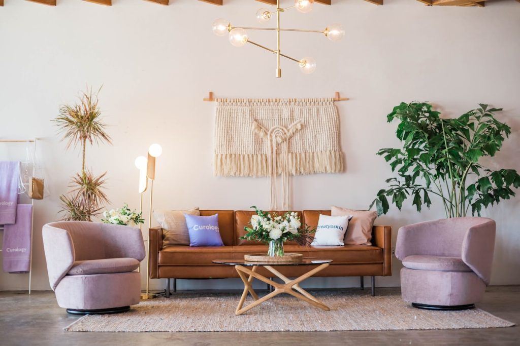 Industriële wandlamp en bronzen hanglamp: stijlvol verlichten